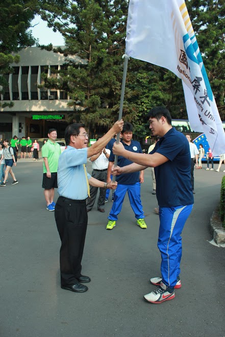 古源光校長授旗予體育系體育選手