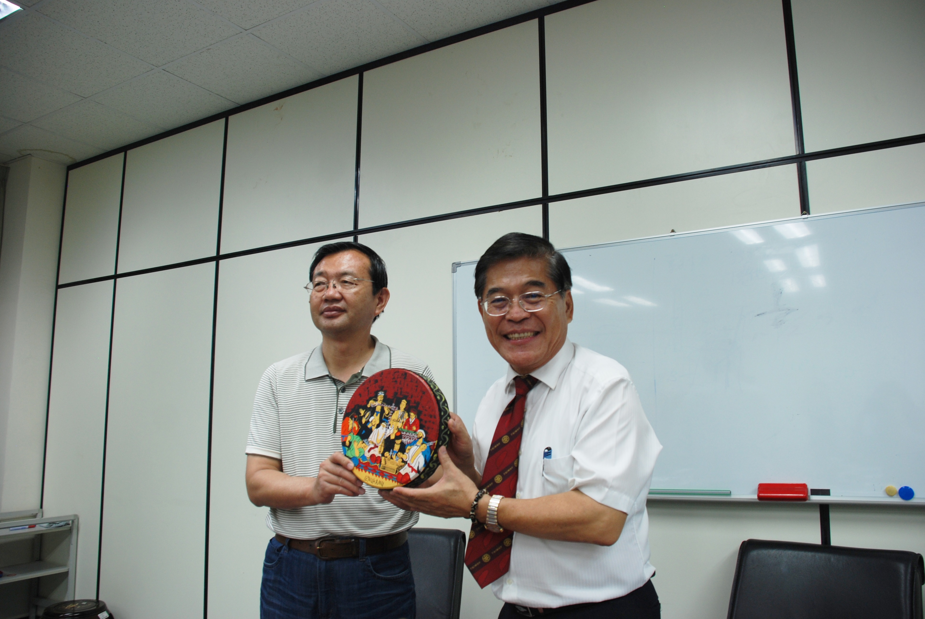 新疆維吾爾自治區教育廳基礎教育處毛文新處長致贈禮品於古源光校