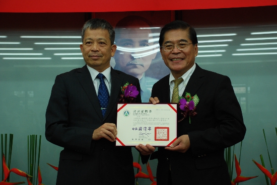 教育部代理部長陳德華次長頒發聘書予古源光校長