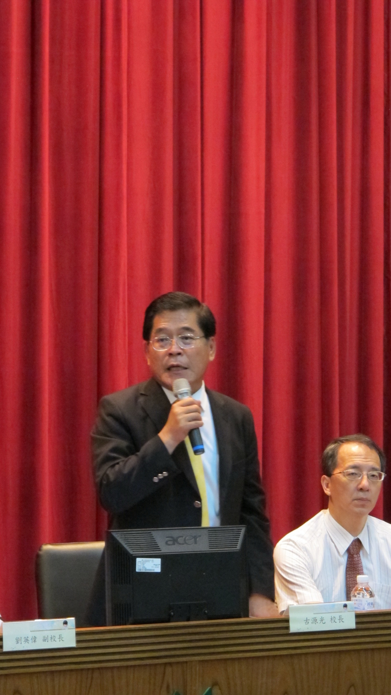 國立屏東大學古源光校長為新生家長座談開場致詞