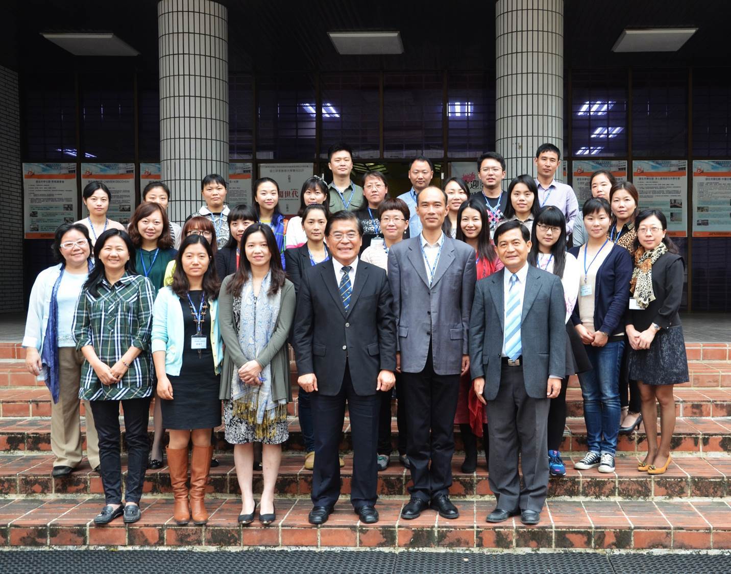 屏東大學幼教系陳仁富副教授、南京市教育局辦公室徐勇主任、國立屏東大學古源光校長、幼教系陳雅鈴主任及南京師範大學教師團隊合影