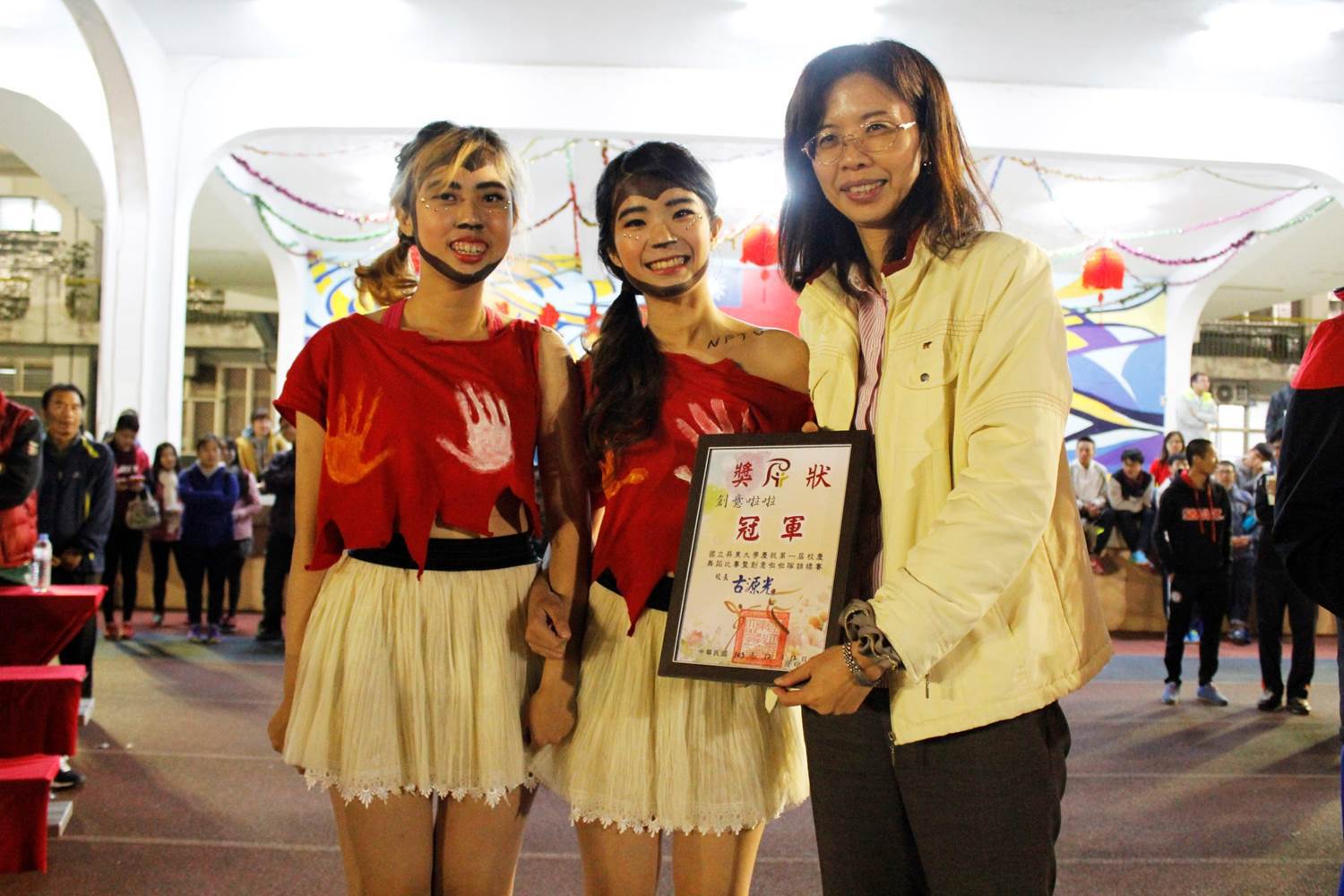 衛保組唐紀絜組長頒發創意啦啦冠軍隊伍幼兒教育學系二乙班