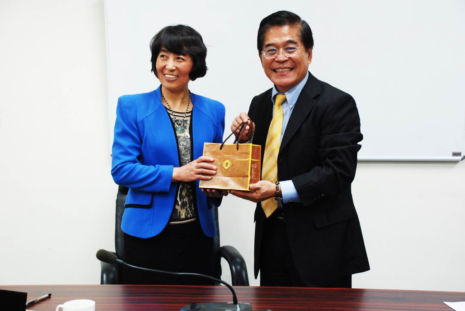 古源光校長致贈禮品予江蘇第二師範學院張勤副院長