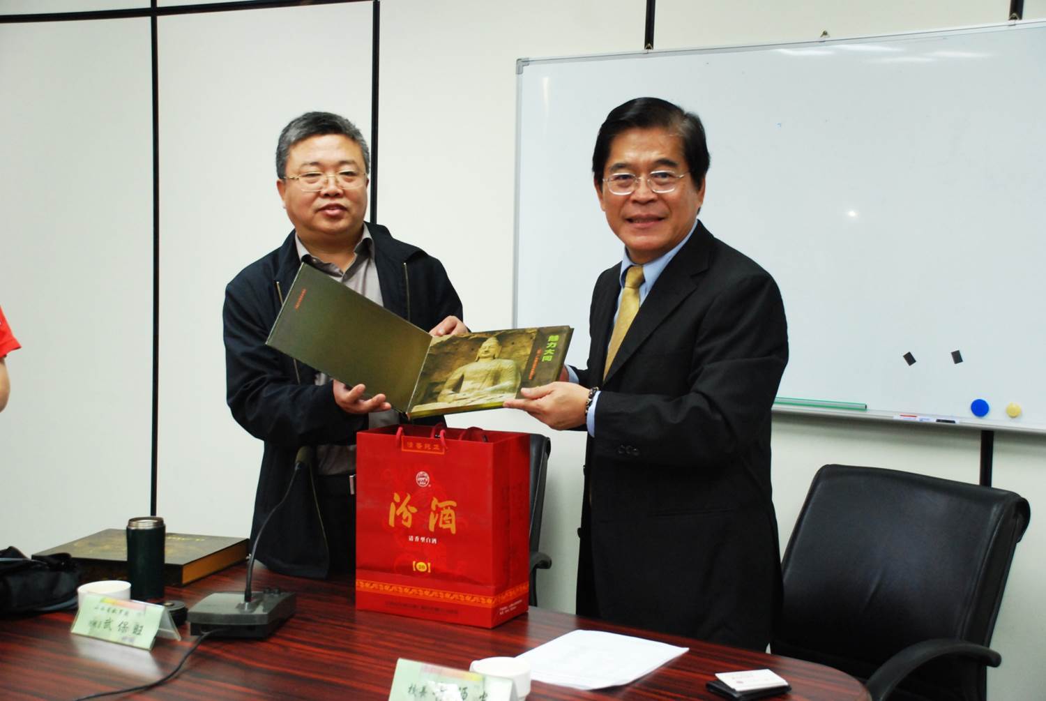 山西省教育廳武保旺巡視員致贈禮品於國立屏東大學古源光校長