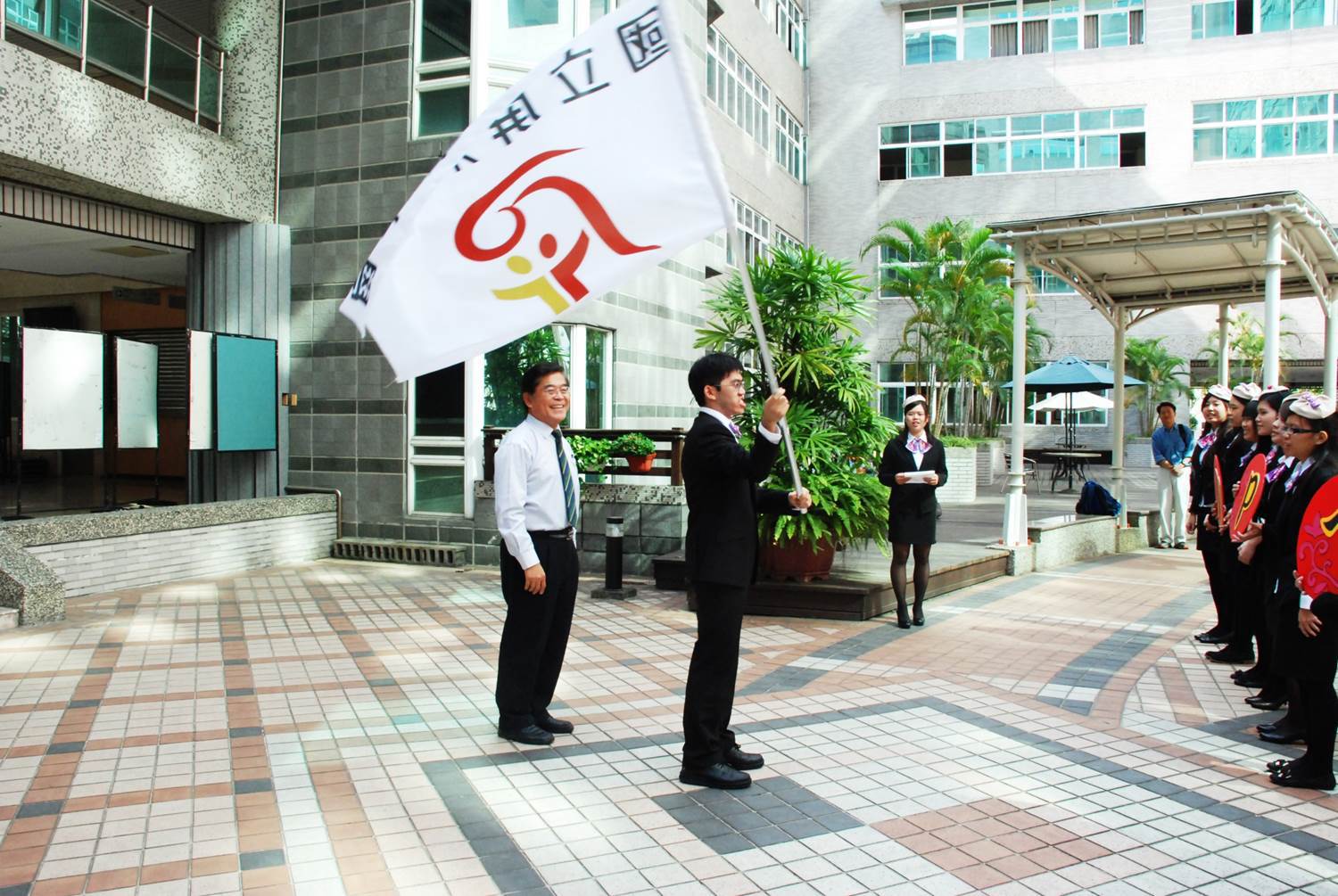 中文系三年級王偉成同學接受國立屏東大學古源光校長授旗
