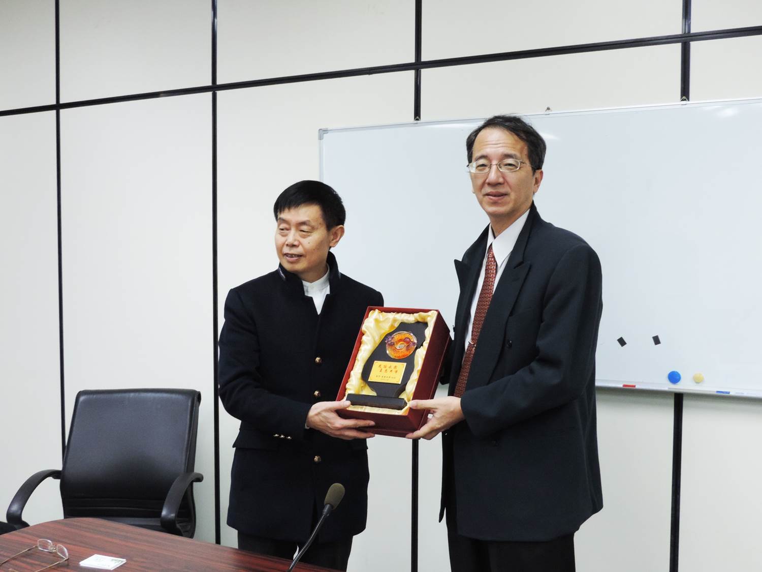 屏東大學林勤豐副校長致贈獎牌於中國大陸西南大學校務委員會張躍光副校長