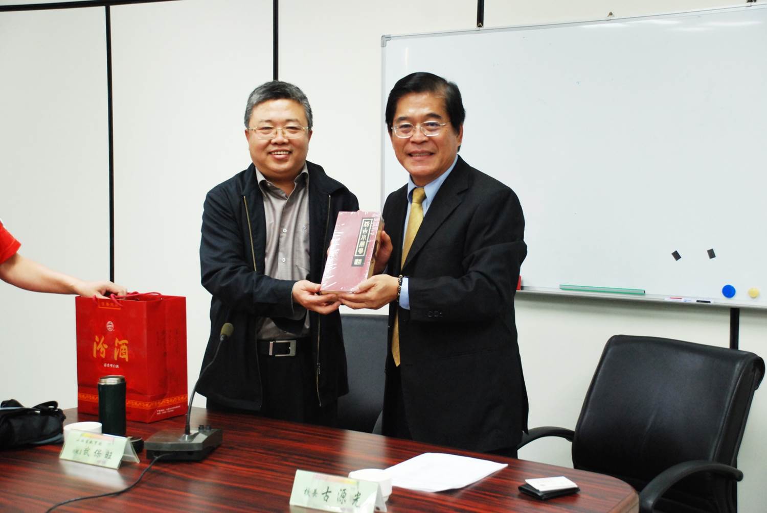 山西省教育廳武保旺巡視員致贈禮品於國立屏東大學古源光校長