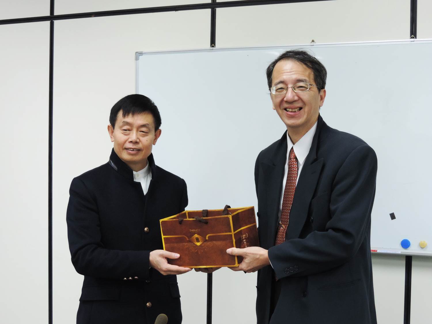 屏東大學林勤豐副校長致贈禮品於中國大陸西南大學校務委員會張躍光副主任