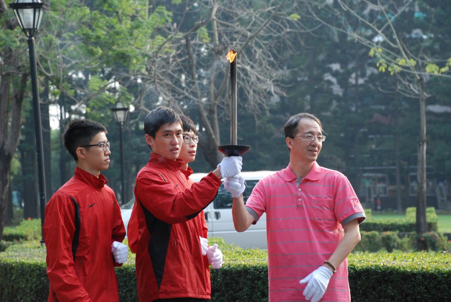 林勤豐副校長從體育系健將接棒聖火