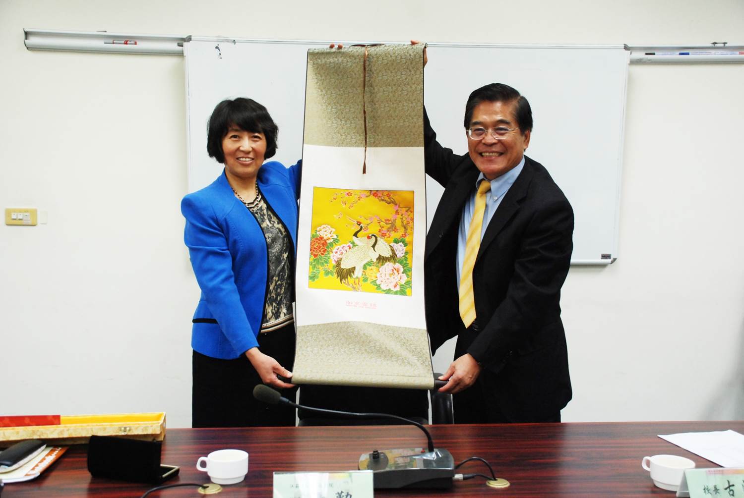 江蘇第二師範學院張勤副院長致贈禮品予國立屏東大學古源光校長