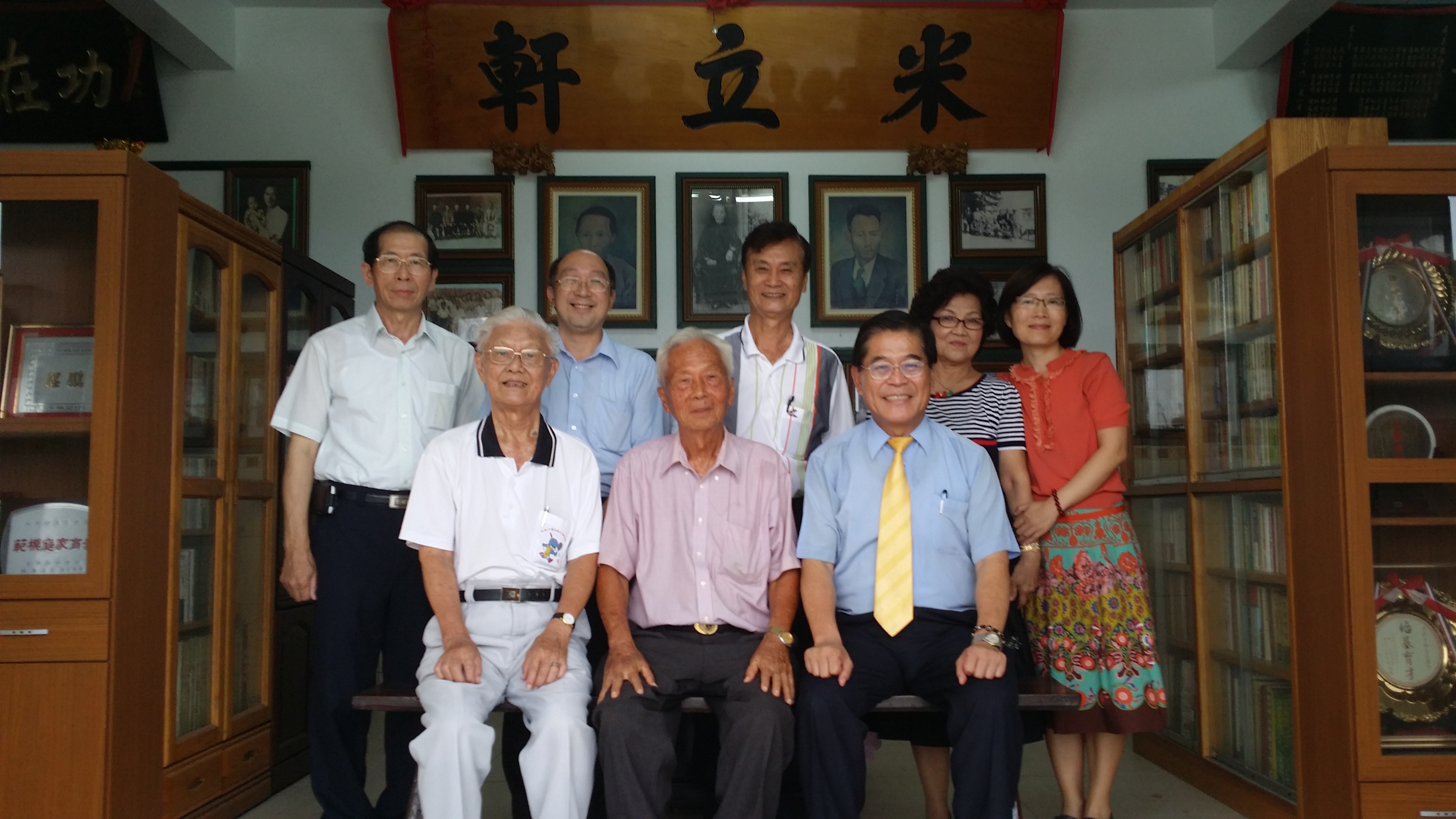 古校長與校友合照