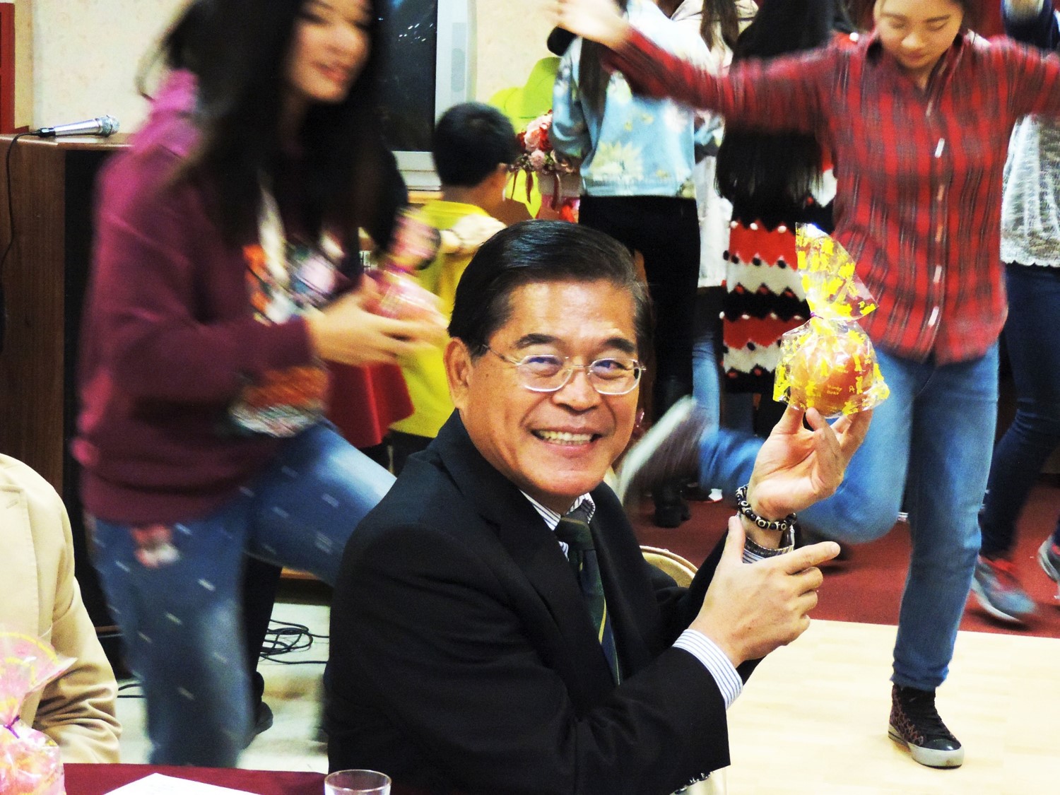 古源光校長歡欣地高舉學生致贈的小食品