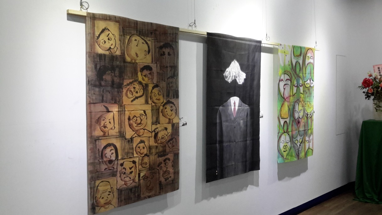 彩」（各種顏料繪製）和「墨」（傳統書畫用墨或黑色顏料）繪製於選舉旗布