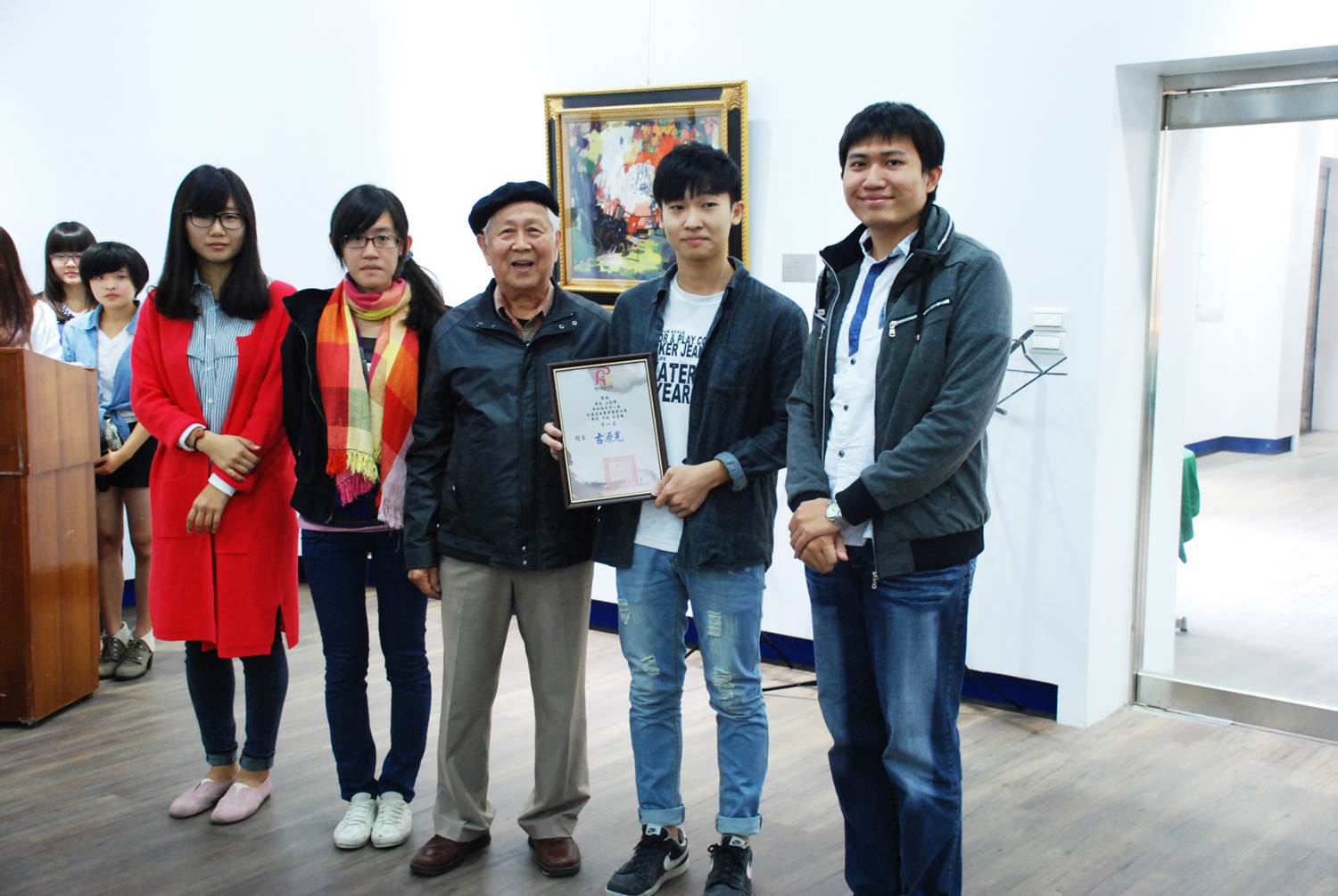 校友陳國展老師頒獎於西畫類獲獎學生
