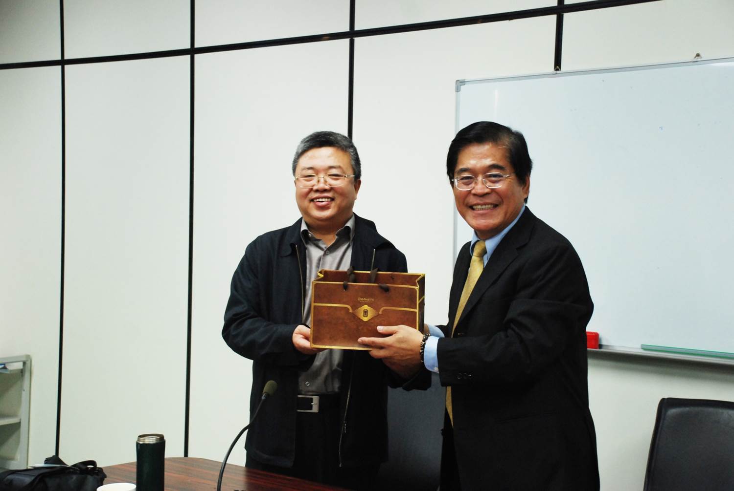 古源光校長致贈禮品於山西省教育廳武保旺巡視員