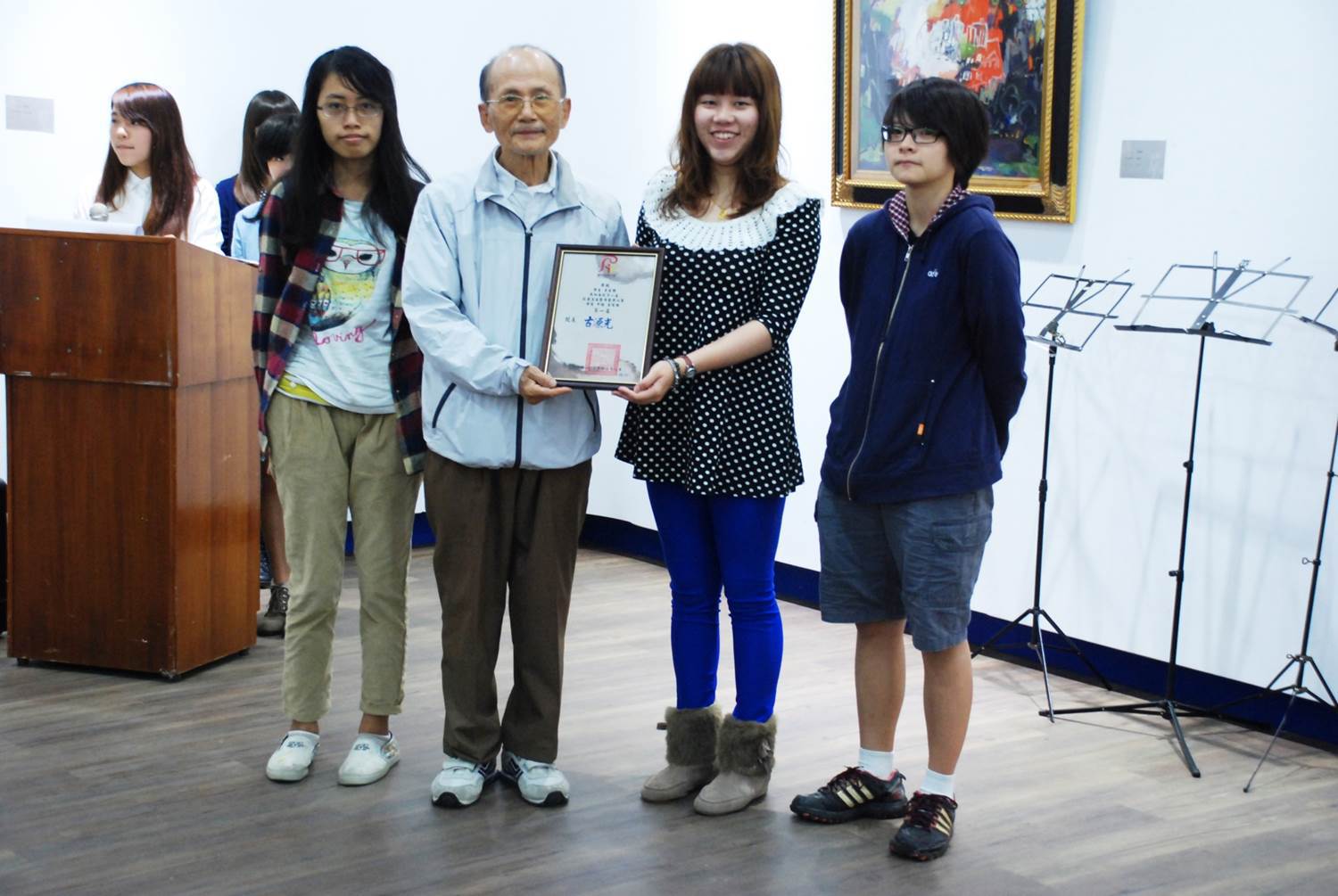 視藝系創系系主任陳朝平主任頒獎於獲獎學生