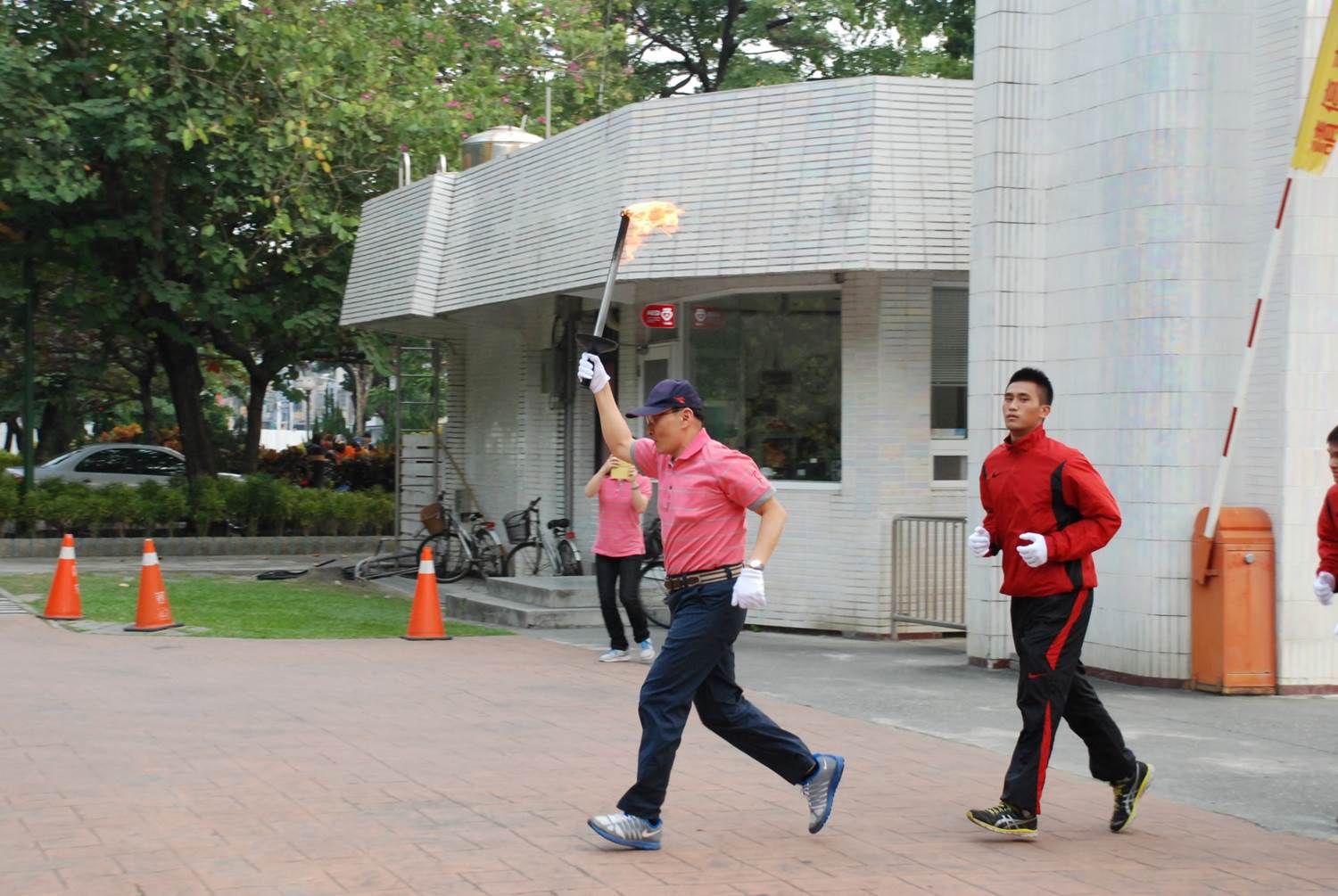 劉英偉副校長於民生校區從體育系健將接棒聖火
