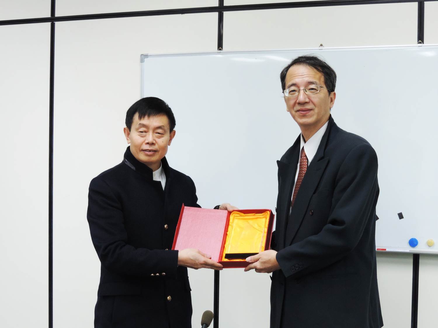 西南大學校務委員會張躍光副主任致贈獎牌於國立屏東大學林勤豐副校長