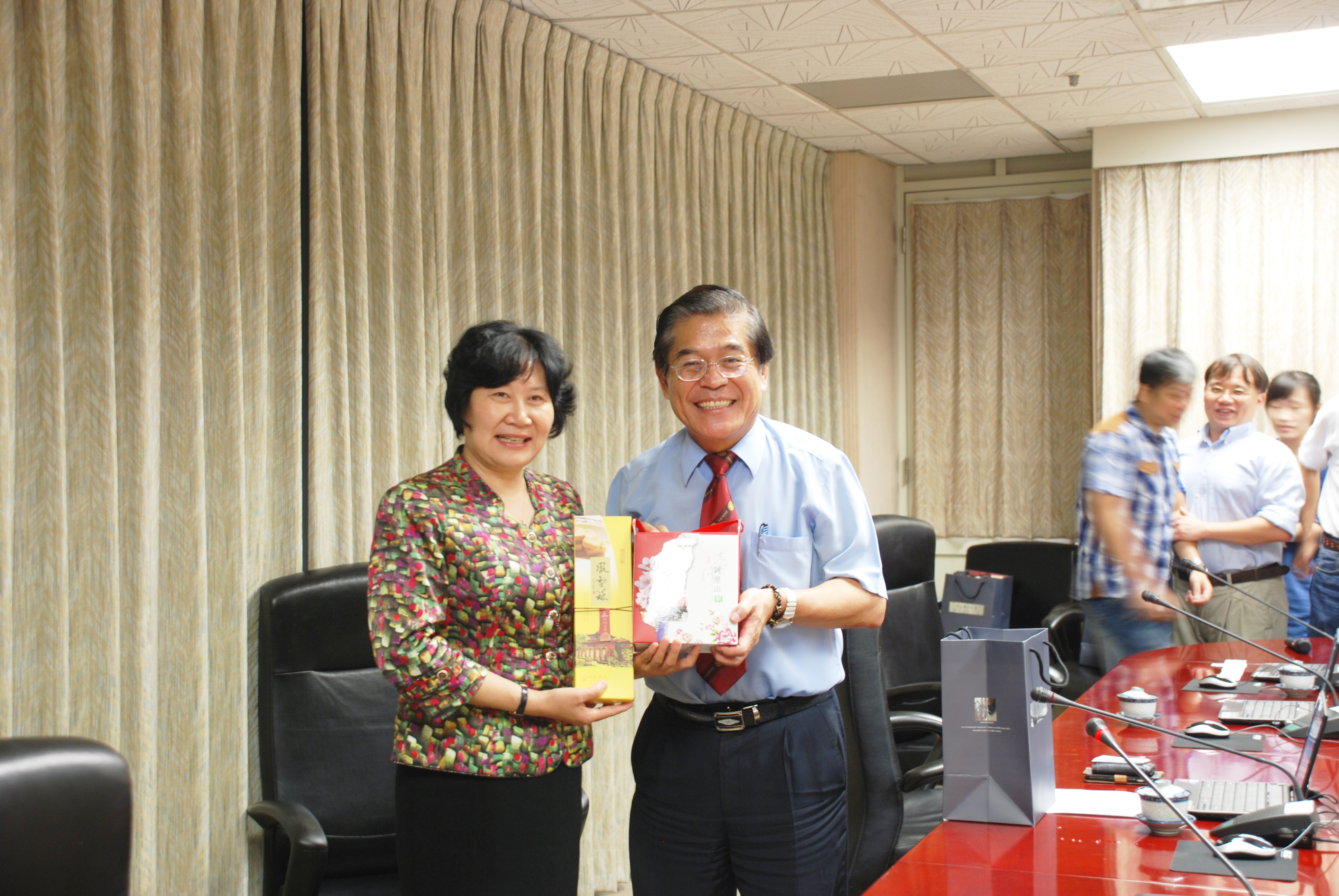 昆明學院副書記與校長合照