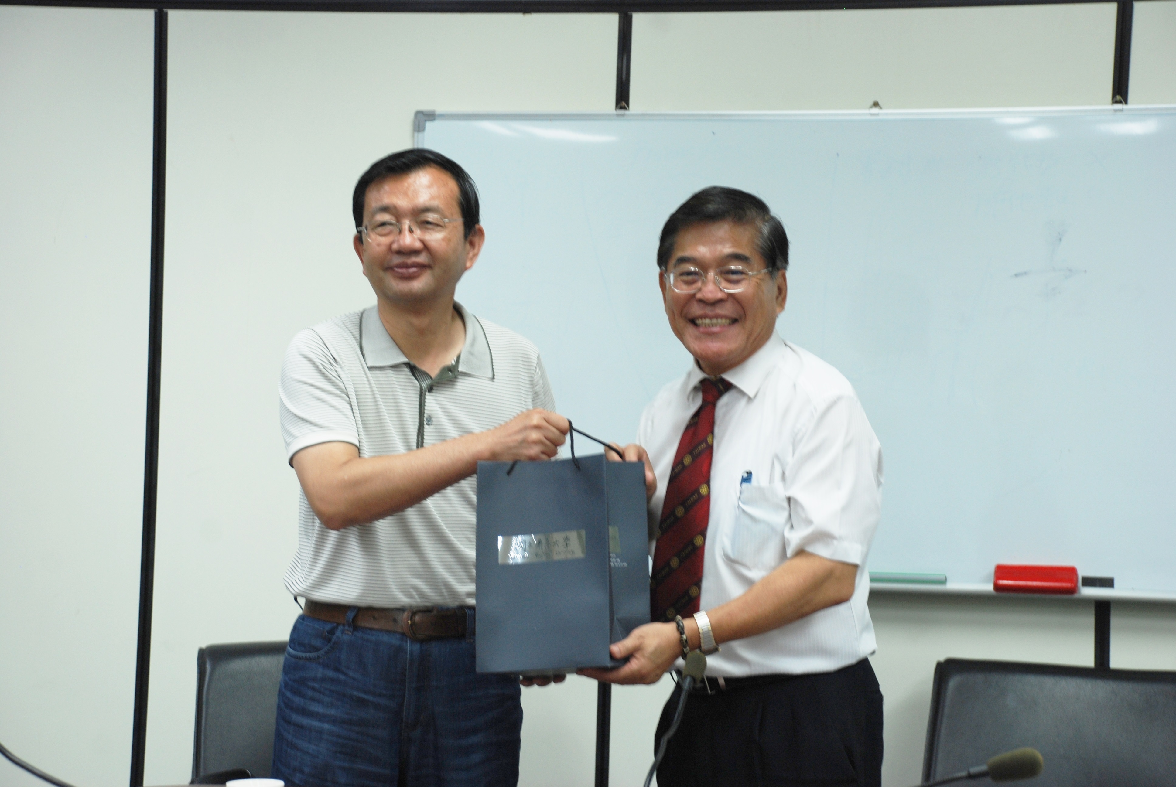 古源光校長致贈禮品於新疆維吾爾自治區教育廳基礎教育處毛文新處長