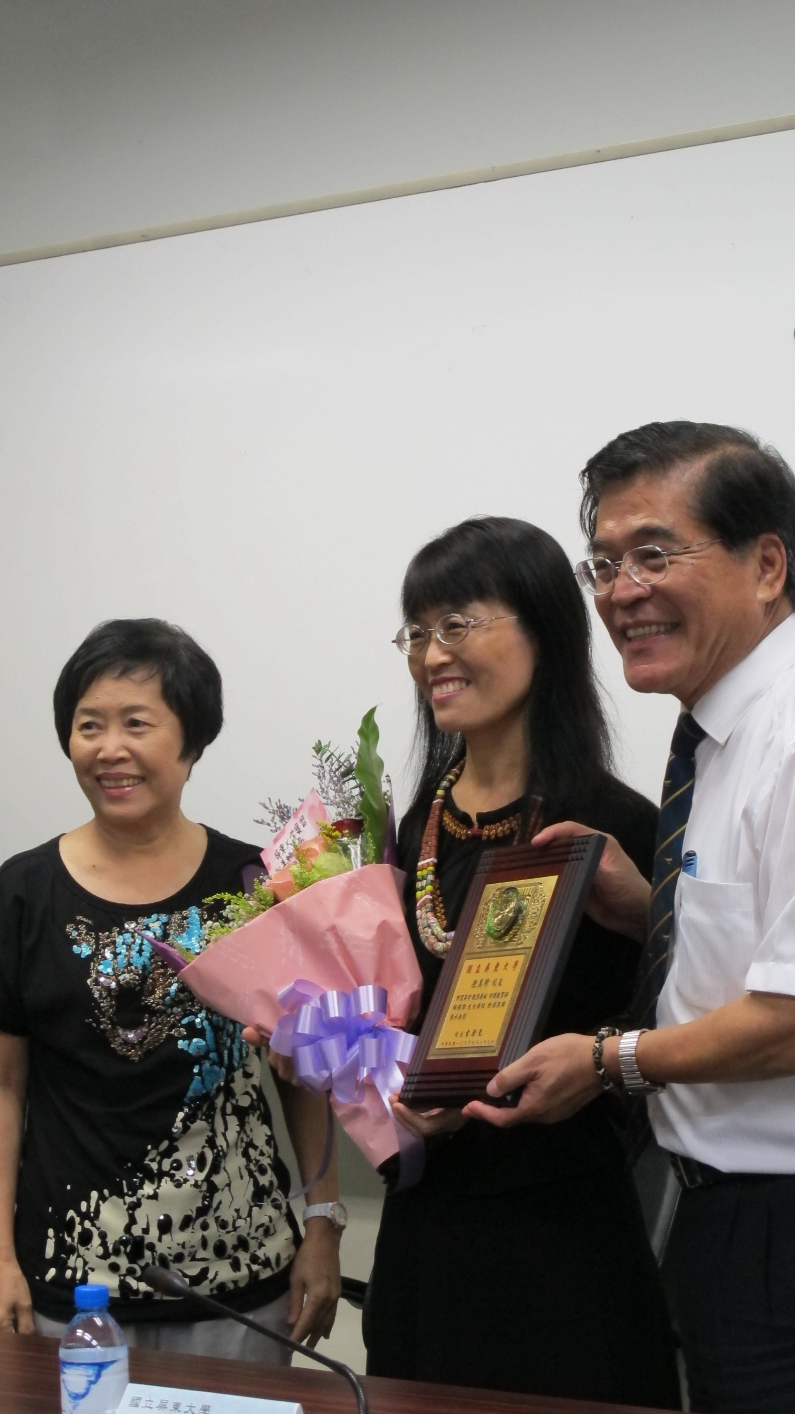 古校長與陳美珍老師和黃美瑛老師合照
