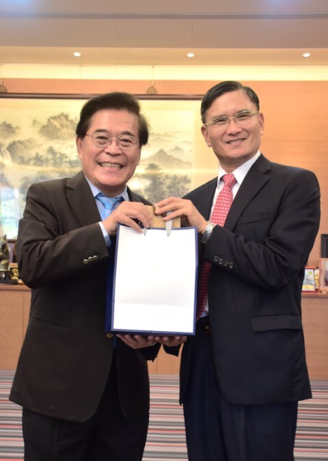 古校長致贈外交部南部辦事處莊恆盛處長紀念品圖片
