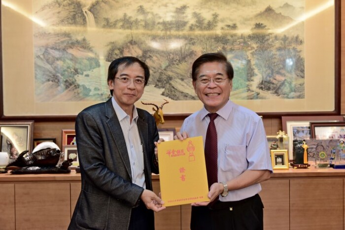 2019.03.29金緱獎團隊致贈紀念品給古校長圖片