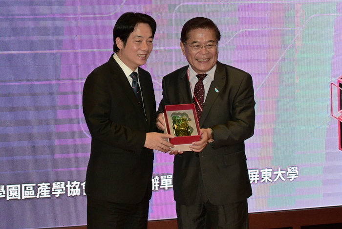 古校長致贈賴院長圖片