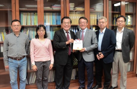 LightMed總裁李桂銳來訪 兩方代表合照及致贈紀念品圖片