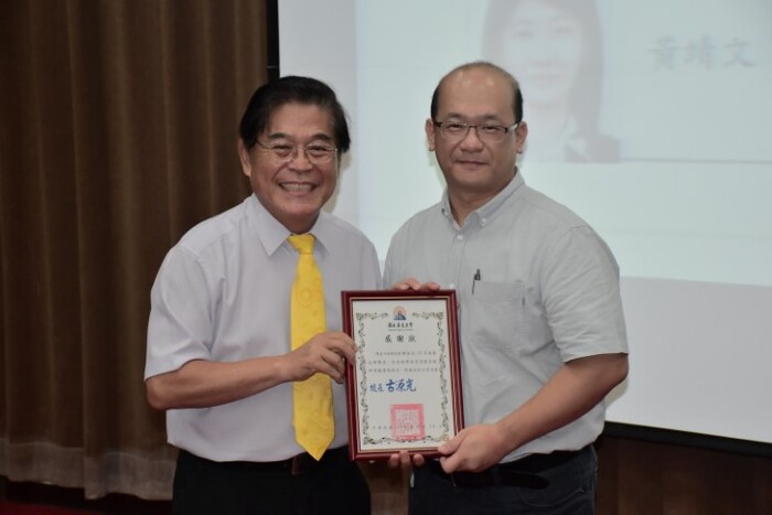 2017.09.28教師節感恩茶會致贈證書給陳皇州老師圖片