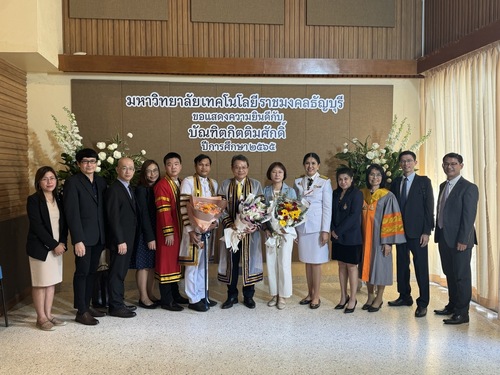 泰國學校頒布陳校長榮譽博士與泰國學校師生大合照圖片