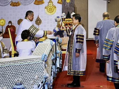 泰國學校頒布陳校長榮譽博士現場頒獎圖片