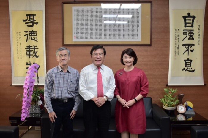 教育部林思伶前次長來校演講並與校長合照圖片