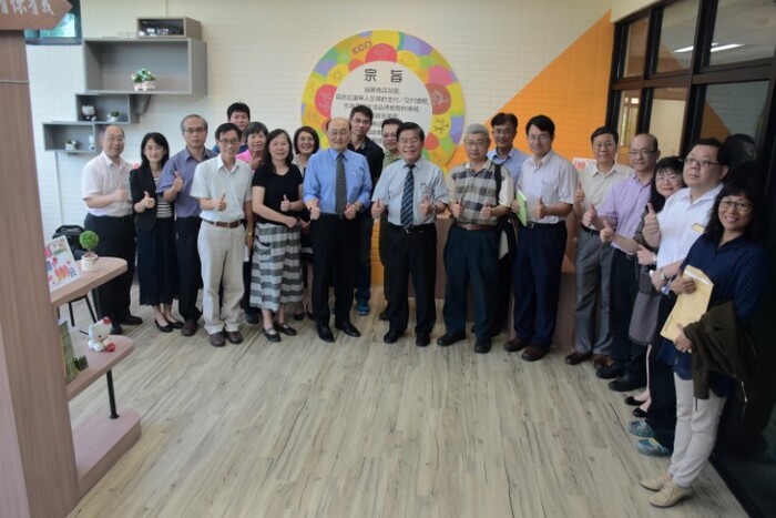 誠實商店開幕 全體大合照圖片