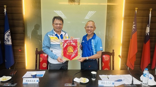 陳校長代表本校致贈紀念品圖片