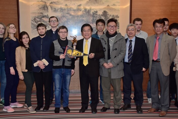 俄羅斯的青年參訪團贈送贈品給古校長圖片