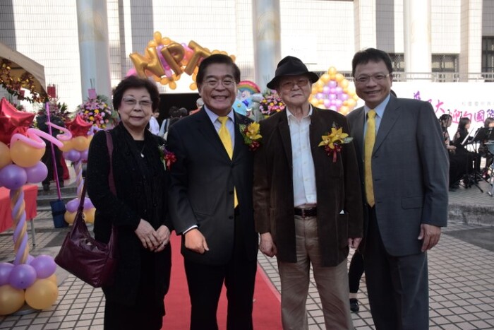 本校師長與黃春明校友合照圖片