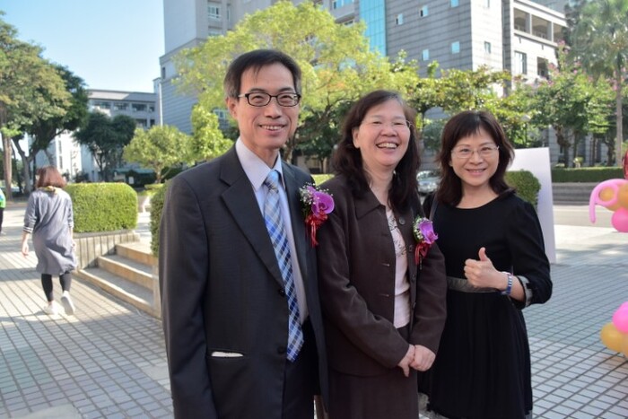 本校三位副校長合照圖片
