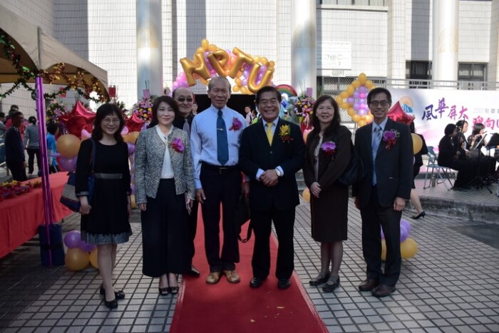 師長與貴賓於民生校區禮堂前合照圖片