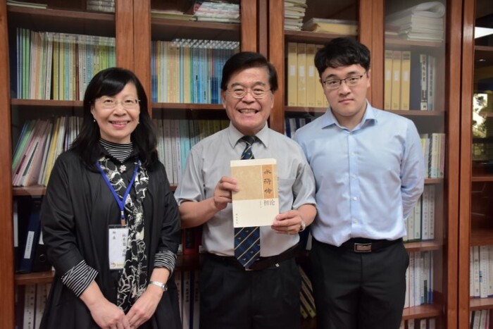 2018.03.30第二屆臺港五校中文系大學生論文發表聯誼會 古校長與學生代表合照圖片