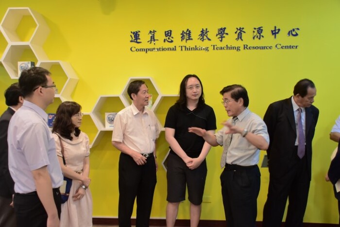 政務委員唐鳳來訪 古校長講解學校環境圖片