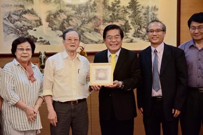 黃春明榮譽博士蒞校演講合照圖片