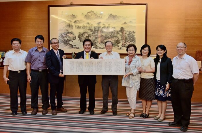 黃春明榮譽博士蒞校演講出席人員大合照圖片