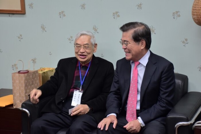 古校長與貴賓相談甚歡圖片