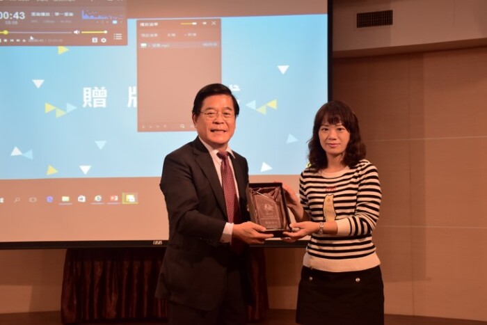 古校長致贈貴賓紀念品圖片