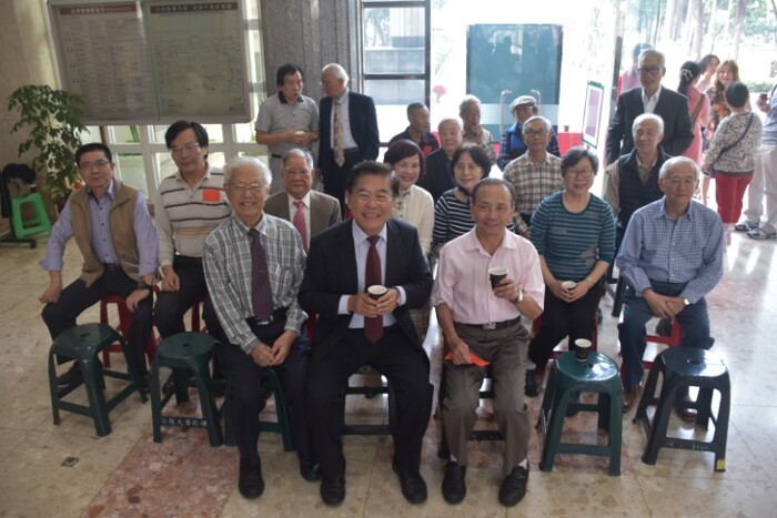 古校長與校內師長一起合照圖片