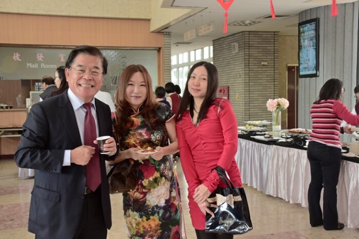 古校長與校內同仁合照圖片