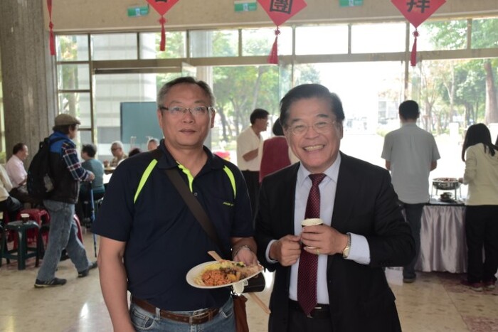 古校長與校內同仁交流圖片